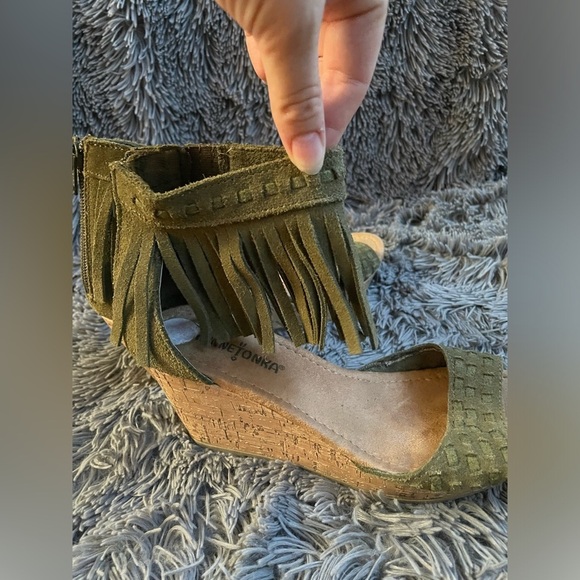 Minnetonka Isabel Fringe Wedge Sandal Size 8 - Picture 2 of 6